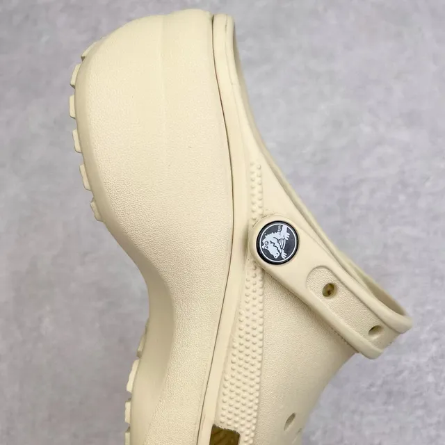 Crocs Classic Clog Beige Platform Clog