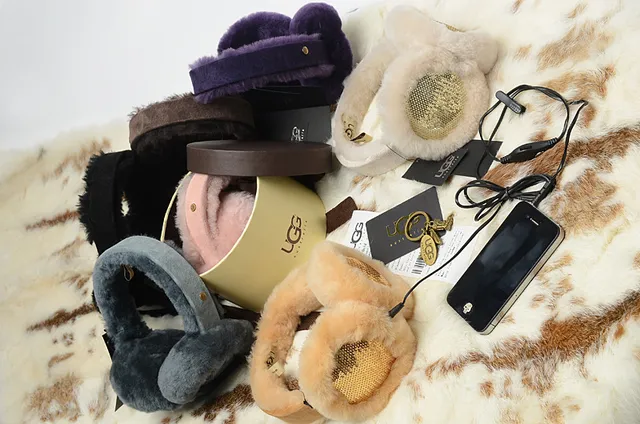 UGG Classic Black Beige Fur-Lined Shearling Interior Beanie