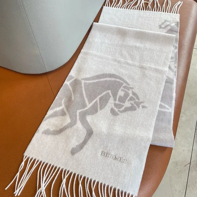 Hermès Calèche Motif Ivory and Gray Cashmere Scarf