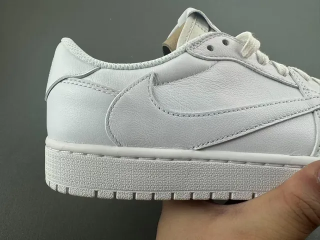 Reebok White Leather Paneled Construction Lifestyle Sneakers