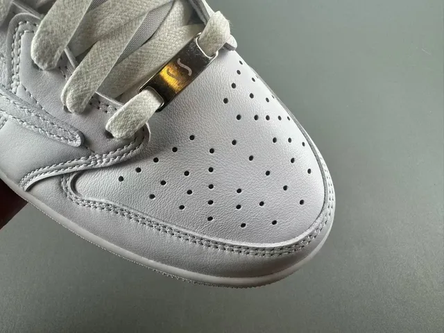 Reebok White Leather Paneled Construction Lifestyle Sneakers