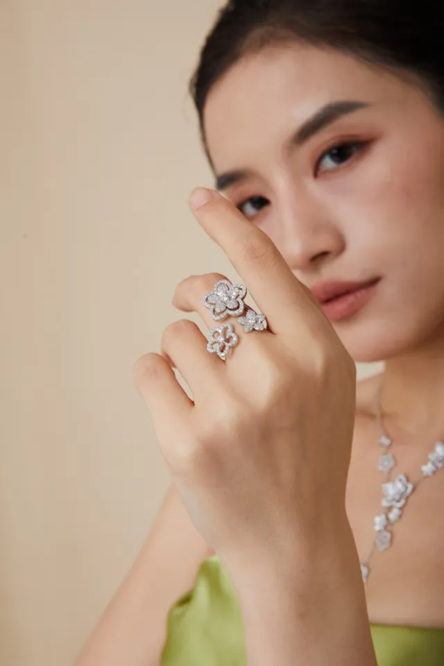 Van Cleef & Arpels Alhambra Silver Green Flower-Shaped Pavé-Set Diamonds Ring