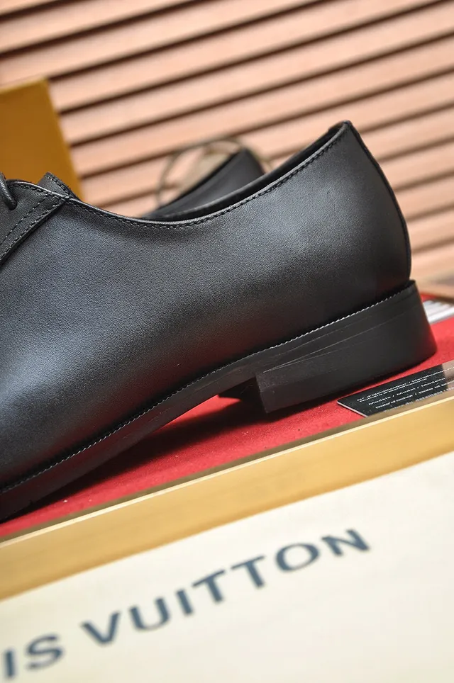 Black Leather Closed-Lace Oxford-Style Brogue