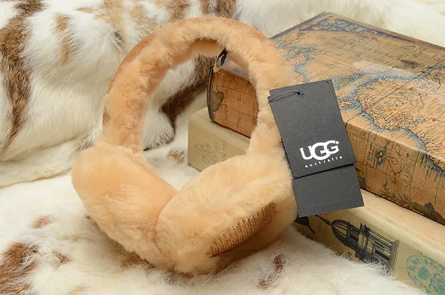 UGG Classic Black Beige Fur-Lined Shearling Interior Beanie