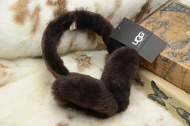 UGG Classic Black Beige Fur-Lined Shearling Interior Beanie