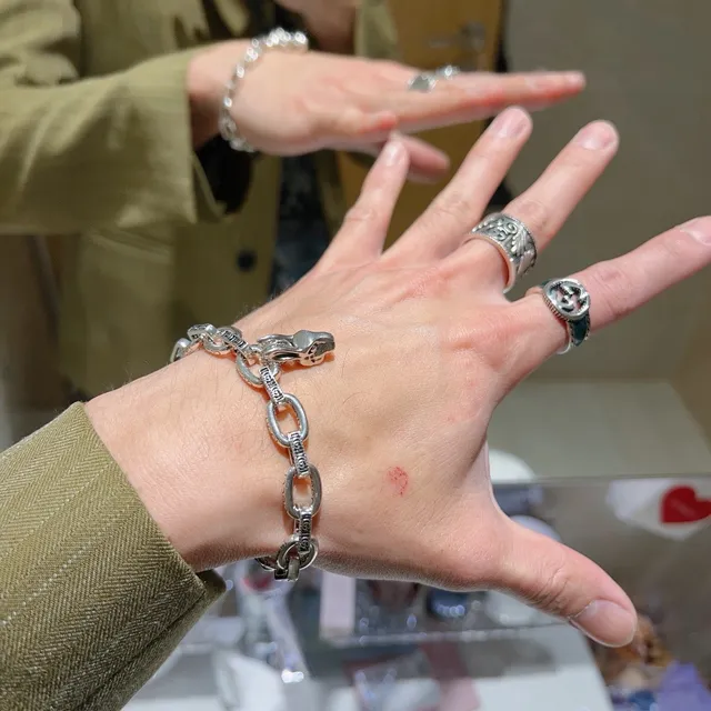 Gucci Iconic Snake Chain Engraved Silver Bracelet