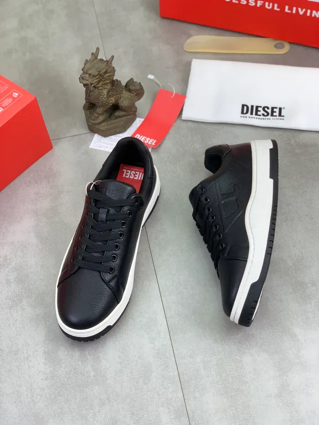 Diesel Black Pebbled Leather Low-Top Lifestyle Sneaker