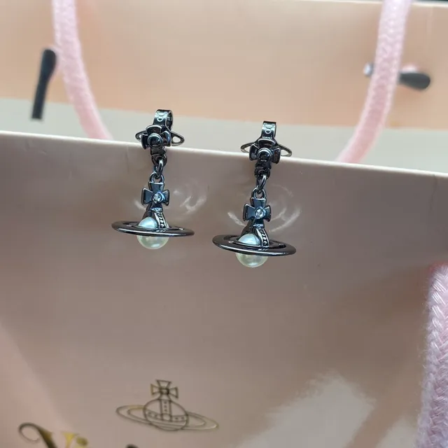 Vivienne Westwood Orb Pearl Black Gold Metallic Frame Central Cultured Earrings