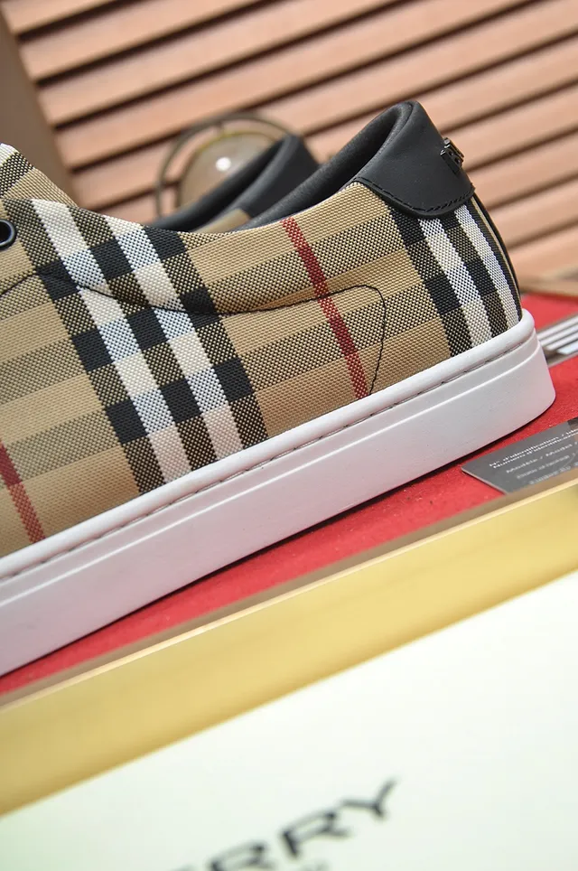 Burberry Check Pattern Low-Top Lifestyle Sneakers