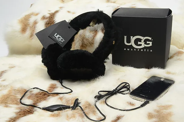 UGG Classic Black Beige Fur-Lined Shearling Interior Beanie