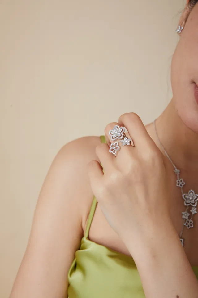 Van Cleef & Arpels Alhambra Silver Green Flower-Shaped Pavé-Set Diamonds Ring