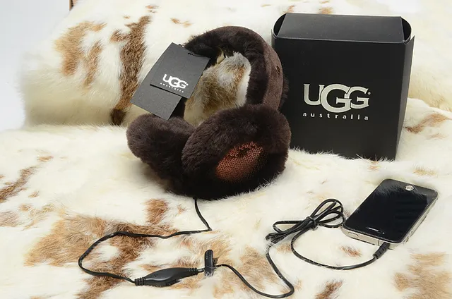 UGG Classic Black Beige Fur-Lined Shearling Interior Beanie