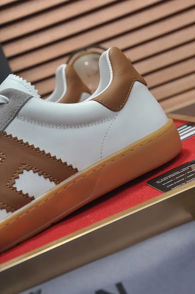 Hogan White Brown Mixed-Material Upper Gum Sole Lifestyle Sneakers