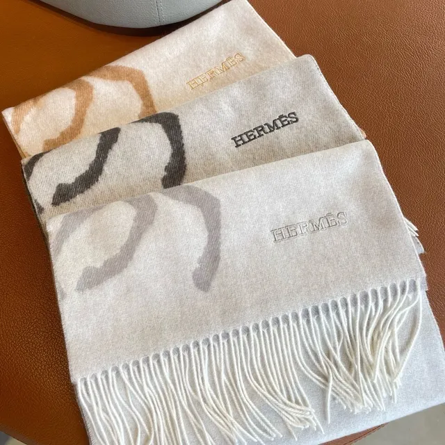 Hermès Calèche Motif Ivory and Gray Cashmere Scarf