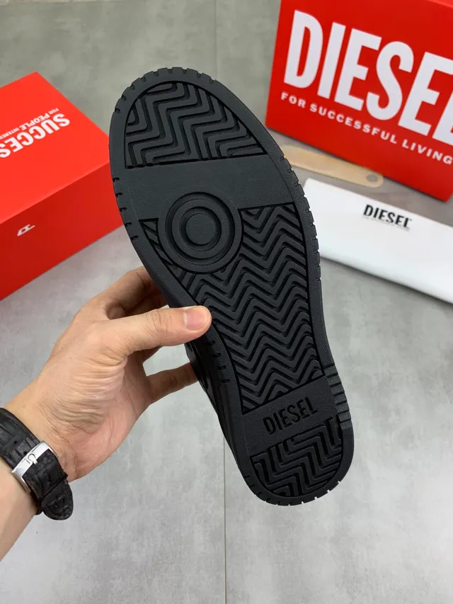 Diesel Black Red Full-Grain Leather Upper Perforated Toe Cap Lifestyle Sneakers