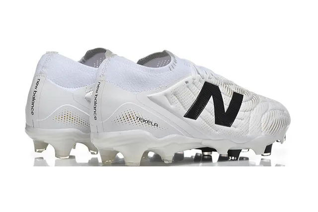 New Balance White Black Low-Cut Knit Upper Asymmetric Lacing System Firm-Ground Soccer Shoes