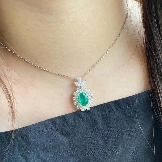 Green Silver Oval-Cut Gemstone Halo Pavé Setting Necklace