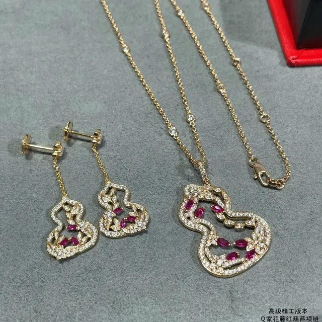 Gold Red Openwork Gourd Pendant Pavé White Stones Necklace