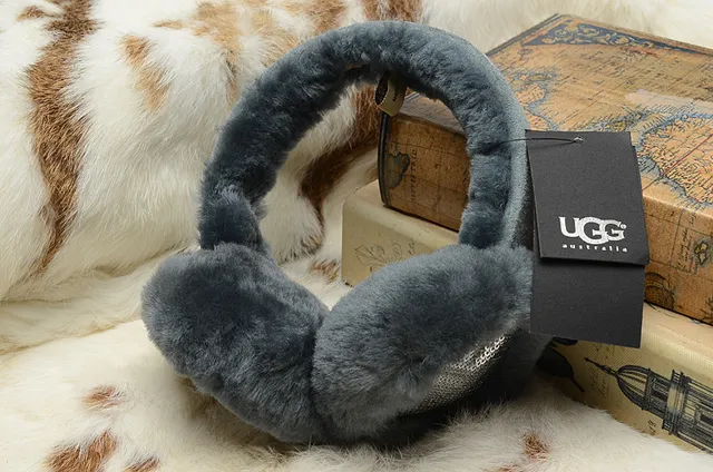 UGG Classic Black Beige Fur-Lined Shearling Interior Beanie