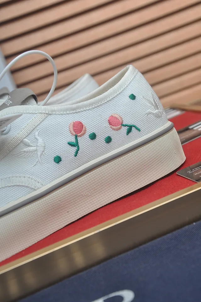 Vans White Pink Canvas Upper Embroidered Floral Motif Lifestyle Sneakers