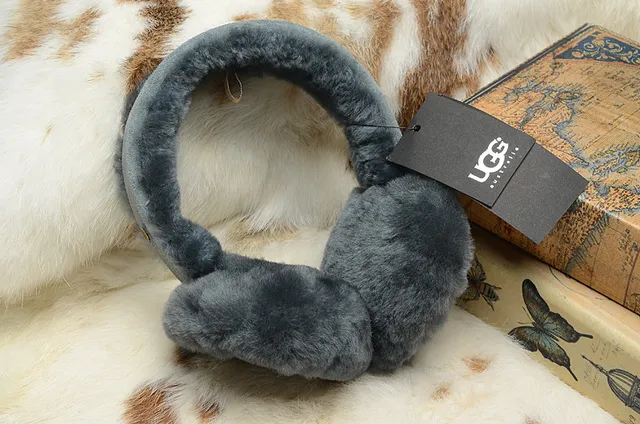 UGG Classic Black Beige Fur-Lined Shearling Interior Beanie